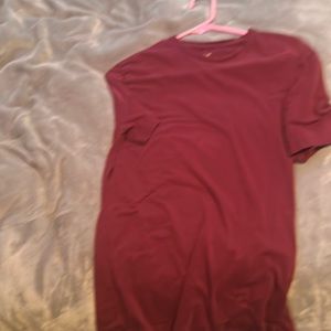 Men dark red tee